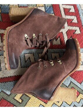 UGG Calynda Ankle Boots Women's 9 Brown Suede Leather Lace Up High Heel Bootie